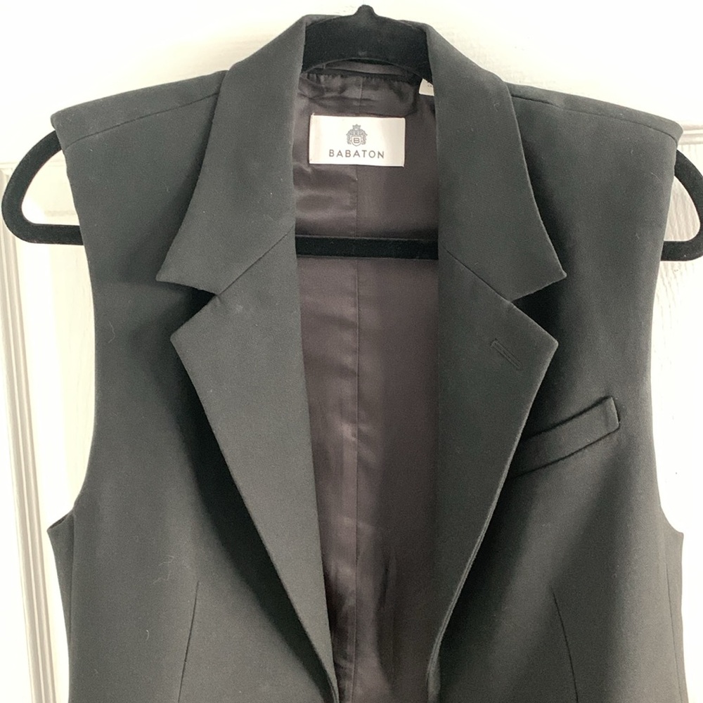 Aritzia Babaton vest with shoulder pads size S